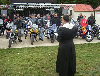 P. Marek Dunda pronáší řeč k motorkářům